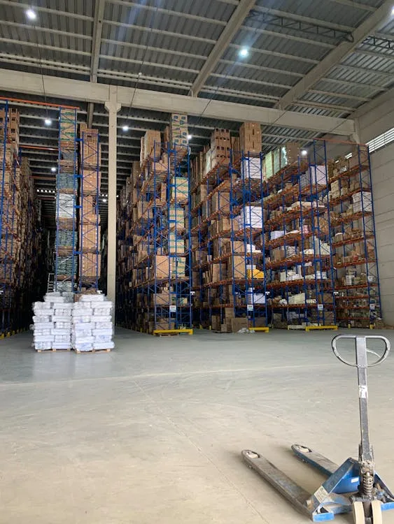 Depósito con estanterías llenas de cajas, representando la experiencia acumulada por Biorg.