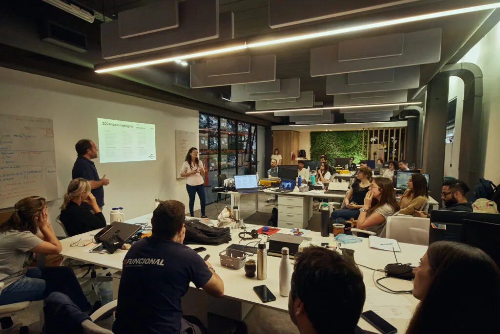 Equipo de Biorg en una reunión de trabajo en su oficina, presentando estrategias e ideas innovadoras. Capacitaciones