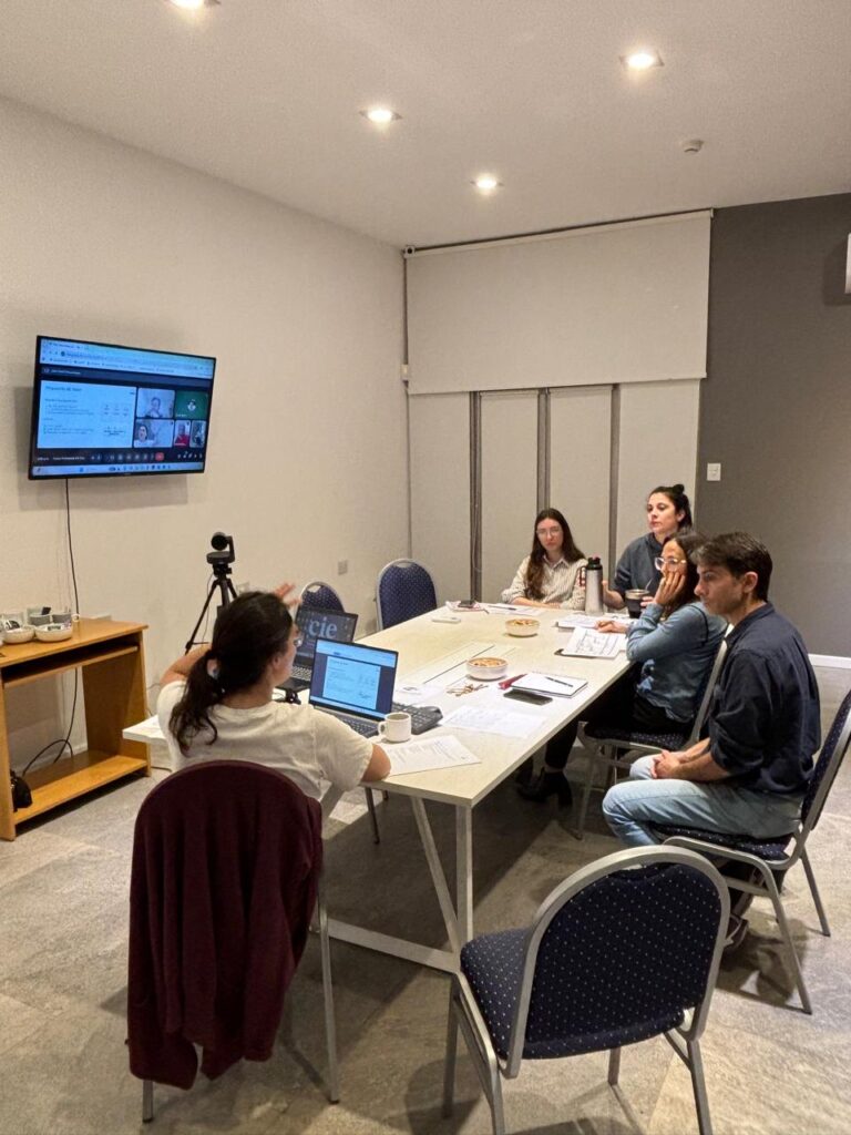 Capacitación de Biorg en el Colegio de Ingenieros Especialistas sobre profesión, negocios e innovación organizacional