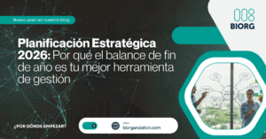 Equipo de trabajo colaborando en un proceso de design thinking en una oficina moderna.