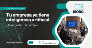Equipo de una organización trabajando junto a una herramienta de inteligencia artificial, gestión del cambio BIORG