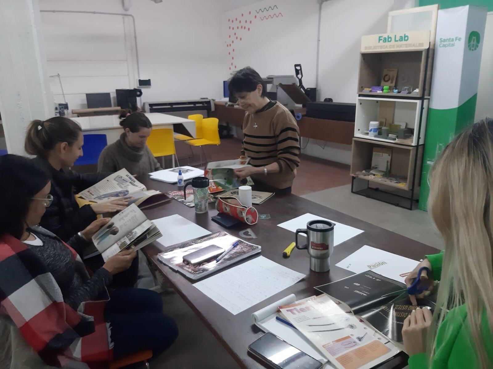 Trabajo colaborativo en un FabLab, explorando materiales y archivo