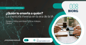 Mentoría inversa Senpai Kōhai, un profesional sénior y una joven compartiendo una pantalla con herramientas de IA