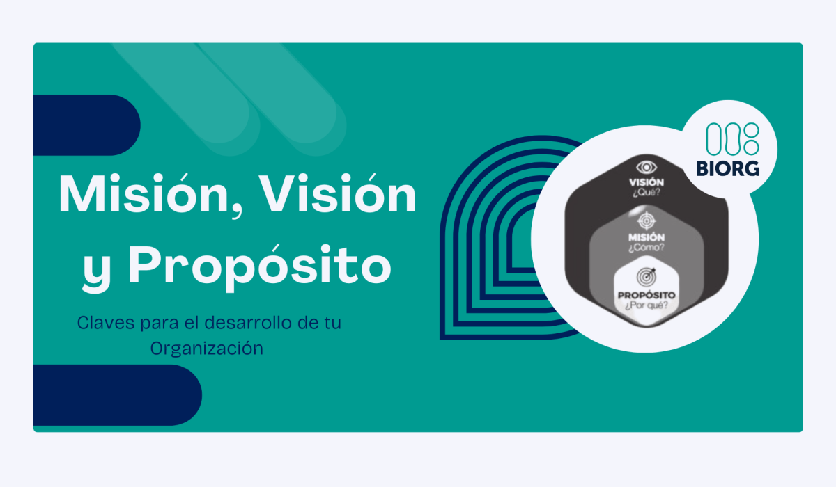Equipo de líderes revisando juntos la misión, visión y propósito de la empresa en una sala de reuniones moderna