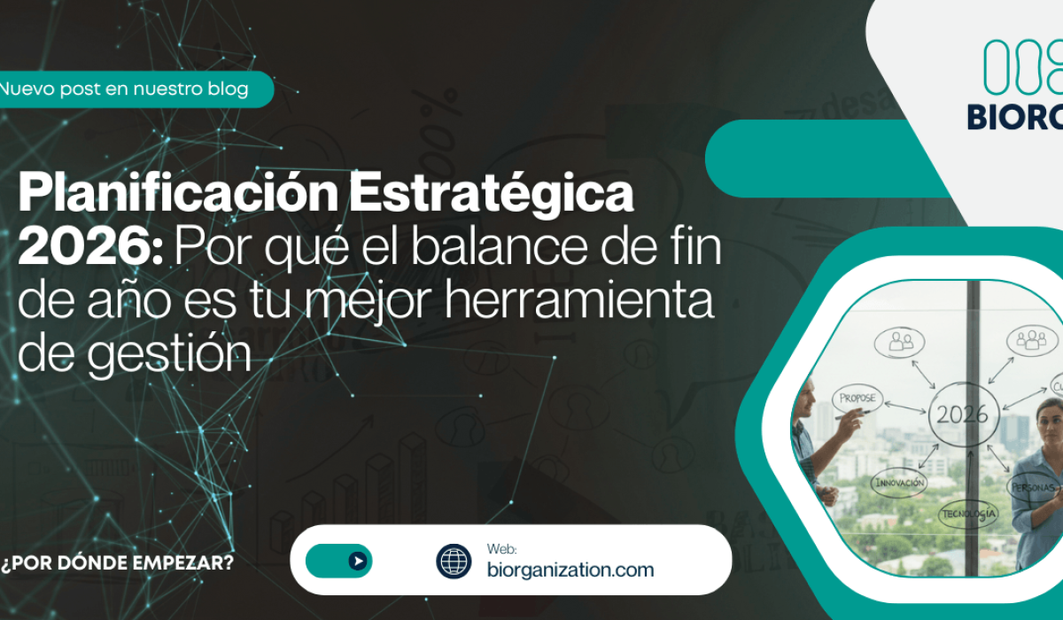 Equipo de trabajo colaborando en un proceso de design thinking en una oficina moderna.