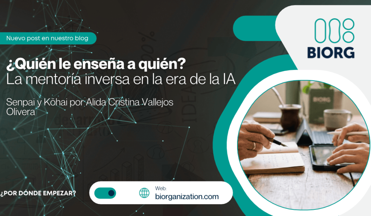 Mentoría inversa Senpai Kōhai, un profesional sénior y una joven compartiendo una pantalla con herramientas de IA